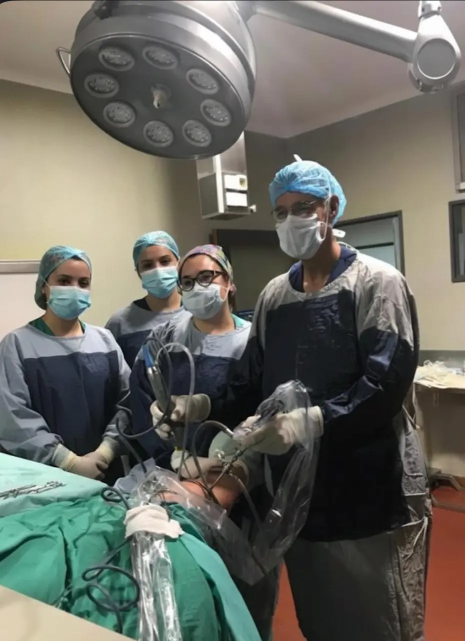 Dr. Ricardo Carrera - Equipo médico especializado